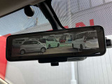 インテリジェントルームミラー、車両後方のカメラ映像をミラー面に映し出すので車内の状況や天候などに影響されにくく、よりクリアな後方視界が得られます