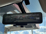 スマートルームミラー装備です。夜間や荷物満載時にも後方視界を妨げることなく鮮明に映し出してくれますので安心です。