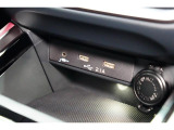 小物の収納に便利なセンタートレイには携帯等のデバイスの充電可能なUSB出力電源付です。
