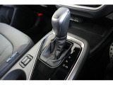 シフトレバーは本革巻のグリップとシフトブーツを装着、シフトパネルはピアノブラック調になっており、高級感を演出。