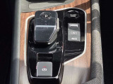 まるで近未来的なシフトノブ。楽々簡単操作♪またボタン一つでドライブモードの変更が可能です