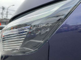 【アダプティブLEDヘッドライト】車両を検知し、LEDヘッドライトが対向車や先行車を照射しないよう自動でハイビームの照射範囲を切り替えます。