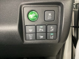 Hondaセンシング用の、VSA(ABS+TCS+横滑り抑制)解除と路外逸脱抑制機能のオンオフスイッチなどはハンドルの右側に装備しています。燃費に役立つECONボタンもここです。
