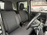 運転席シート廻りは使用感も少なく、良好な状態となっています。前オーナー様が丁寧に使っていたことがよくわかりますね。