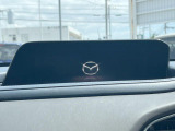 【8.8インチマツダコネクト】車内の雰囲気にマッチした大型のディスプレイ。スマホ接続でのナビ使用やBluetooth再生等、様々な機能が楽しめます。直感的なダイヤル操作が可能で、使い勝手も良好です。