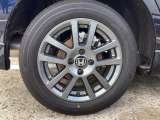 純正アルミホイールです。足元が引き立つので、車全体のイメージがアップしますよ