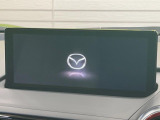 【8.8インチマツダコネクト】車内の雰囲気にマッチした大型のディスプレイ。スマホ接続でのナビ使用やBluetooth再生等、様々な機能が楽しめます。直感的なダイヤル操作が可能で、使い勝手も良好です。