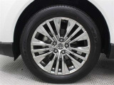 19インチアルミホイール(スーパークロームメタリック塗装)が装着されています。タイヤサイズ225/55R19