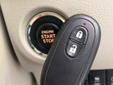【キーレススタートシステム】カバンやポケットに入れたままでもドアの施錠・解錠が可能なスマートキーを装備。エンジンのオン・オフ時もカギを取り出す必要が無いからとっても便利です♪