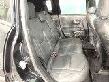 ●後部座席も気になるようなキズ・汚れやへたり等、大きなダメージはなく、良好な状態です。