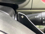 【パドルシフト】ハンドルから手を離さずに素早くシフトアップ&ダウンができるので、エンジンブレーキを使う下り坂や高速道路の合流で加速したい場面で役立ちます。