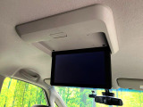 【フリップダウンモニター】大画面モニターで後席でもエンタメをお楽しみいただけます。小さなお子様にも大人気の装備です♪