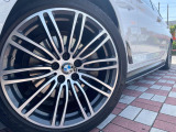 ●純正19インチアルミホイール:輸入車ならではの卓越した走りを支えるホイールと足回りです!日本車の走りに慣れている方にもぜひ体感して頂きたいほど、高いレベルでまとまっています!