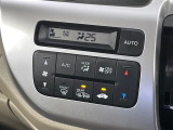 【オートエアコン】一度お好みの温度に設定すれば、車内の温度を検知し風量や温度を自動で調整。暑い&hellip;寒い&hellip;と何度もスイッチ操作をする必要はありません。快適な車内空間には必須の機能ですね♪