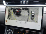 【3Dサラウンドカメラ】周囲の安全確認をアシストする機能です。3D車外ビュー、360&deg;オーバーヘッドビューを 利用して、狭いスペースでも安心、スムーズに運転操作ができます。