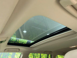 【サンルーフ】開放感たっぷりの希少装備、サンルーフが装着されています!車内に明かりを取り入れたり景色を楽しむ以外にも、車内の空気も簡単に換気できて快適です!