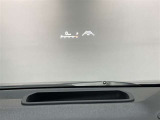 ヘッドアップディスプレイ搭載。運転中、前方から視線を落外す必要がなく、安全に運転ができる機能です。