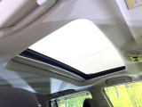 【サンルーフ】開放感たっぷりの希少装備、サンルーフが装着されています!車内に明かりを取り入れたり景色を楽しむ以外にも、車内の空気も簡単に換気できて快適です!