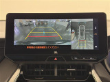 【パノラミックビューモニター】自車周辺をぐるりと俯瞰できるカメラで危険を察知。「床下透過機能」付で、駐車場の白線などにまたがった場合でも画面を見れば一目瞭然です。