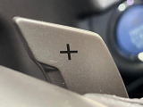 【パドルシフト】ハンドルから手を離さずに素早くシフトアップ&ダウンができるので、エンジンブレーキを使う下り坂や高速道路の合流で加速したい場面で役立ちます。