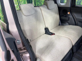 後部座席も気になるようなキズ・汚れやへたり等、大きなダメージはなく、良好な状態です。