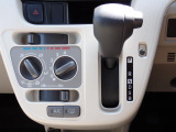 シフトとエアコンです。ダイヤル式のマニュアルエアコンになります。シンプルで使いやすい!