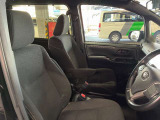 運転席の画像です。足元やシートまわりに余裕があり、リラックスした姿勢で運転が可能です。視界も良好で操作系へのアクセスもしやすく、快適で安心感のあるドライブをサポートします。