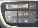 【オートエアコン】一度お好みの温度に設定すれば、車内の温度を検知し風量や温度を自動で調整。暑い&hellip;寒い&hellip;と何度もスイッチ操作をする必要はありません。快適な車内空間には必須の機能ですね♪