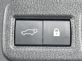 【パワーバックドア】スマートキーや運転席のボタンを押すだけでリアゲートが自動で開閉します!荷物を持っている時や、高い位置にあるバックドアを閉める際に便利な機能です♪