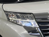 【LEDヘッドライト】悪天候や夜間走行時も良好な視界を確保し安心して運転できる高輝度LEDヘッドライトを装備!点灯速度が早く、消費電力も抑えられています。