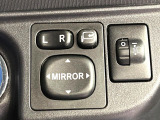 【電動格納ミラー】サイドミラーは電動格納式となっており、狭い駐車場でもキズがつくリスクを抑えられます。
