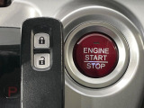 【Hondaスマートキー】カバンやポケットに入れたままでもドアの施錠・解錠が可能なスマートキーを装備。エンジンのオン・オフ時もカギを取り出す必要が無いからとっても便利です♪
