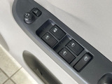 【電動格納ミラー】サイドミラーは電動格納式となっており、狭い駐車場でもキズがつくリスクを抑えられます。