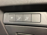 【メモリー機能付きパワーシート】ドライバーごとに設定したシート位置を記憶して、ボタン一つで切り替えできる便利な機能!運転する方が複数名いらっしゃるご家庭におすすめです♪