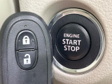 【キーレススタートシステム】カバンやポケットに入れたままでもドアの施錠・解錠が可能なスマートキーを装備。エンジンのオン・オフ時もカギを取り出す必要が無いからとっても便利です♪