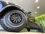 【オールテレーンタイヤ】オフロードでの走破性を発揮してくれる、オールテレーンタイヤを装着。ゴツゴツした見た目が、よりSUVらしさを引き立ててくれます♪