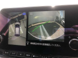 ◆アラウンドビューモニター◆ひと目で周囲の状況がわかるため、スムースに駐車できます。さらに、人や自転車など周囲に動くものがいる場合に表示とブザーで注意を促します。