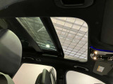 パノラミックルーフで明るい車内と開放感あるドライブをお楽しみいただけます。