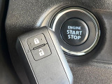 【キーレススタートシステム】カバンやポケットに入れたままでもドアの施錠・解錠が可能なスマートキーを装備。エンジンのオン・オフ時もカギを取り出す必要が無いからとっても便利です♪