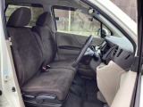 フロントシートはベンチシートです。ベンチシ―トは運転席と助手席の移動もスムーズ!狭い駐車場での乗り降りに便利です。シートの間にコンソールボックスやドリンクホルダーがないため、車内空間も広く感じます