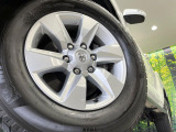 【純正17インチアルミホイール】外観にマッチした純正アルミホイールを装着しております。各種社外アルミホイールや、スタッドレスタイヤも取扱いしております。是非ご相談ください♪
