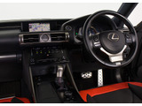 ★使いやすさや安全性を追求したステアリング周り!高級車ゆえにスイッチ類が多いのも特徴ですね!考え尽くされた配置ですぐに使いこなす事が出来ますのでご安心下さい!是非、体感してみて下さい!!