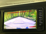 【バックカメラ】駐車時に後方がリアルタイム映像で確認できます。大型商業施設や立体駐車場での駐車時や、夜間のバック時に大活躍!運転スキルに関わらず、今や必須となった装備のひとつです!
