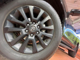 【純正18インチアルミホイール】外観にマッチした純正アルミホイールを装着しております。各種社外アルミホイールや、スタッドレスタイヤも取扱いしております。是非ご相談ください♪