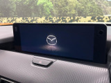 【12.3インチマツダコネクト】車内の雰囲気にマッチした大型ディスプレイ。スマホ接続でのナビ使用やBluetooth再生等、様々な機能が楽しめます。直感的なダイヤル操作が可能で、使い勝手も良好です。