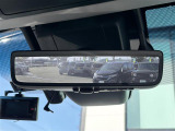 【デジタルインナーミラー(トヨタ)】車両後方カメラの映像をルームミラーに映すことが出来ます。 そのため、後席に人や荷物があって後方が見えづらい場合でもしっかり視界を確保することが出来ます。