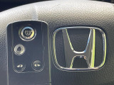 【Hondaスマートキー】カバンやポケットに入れたままでもドアの施錠・解錠が可能なスマートキーを装備。エンジンのオン・オフ時もカギを取り出す必要が無いからとっても便利です♪