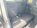後部座席も気になるようなキズ・汚れやへたり等、大きなダメージはなく、良好な状態です。