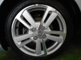 アルミホイール付きで足元もスタイリッシュに!