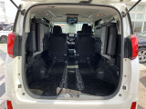 【荷室】サードシートを左右に跳ね上げれば、さらに広くご使用することが出来ます。